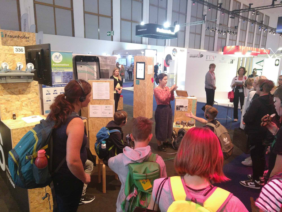 Schüler*innen auf der Messe IFA