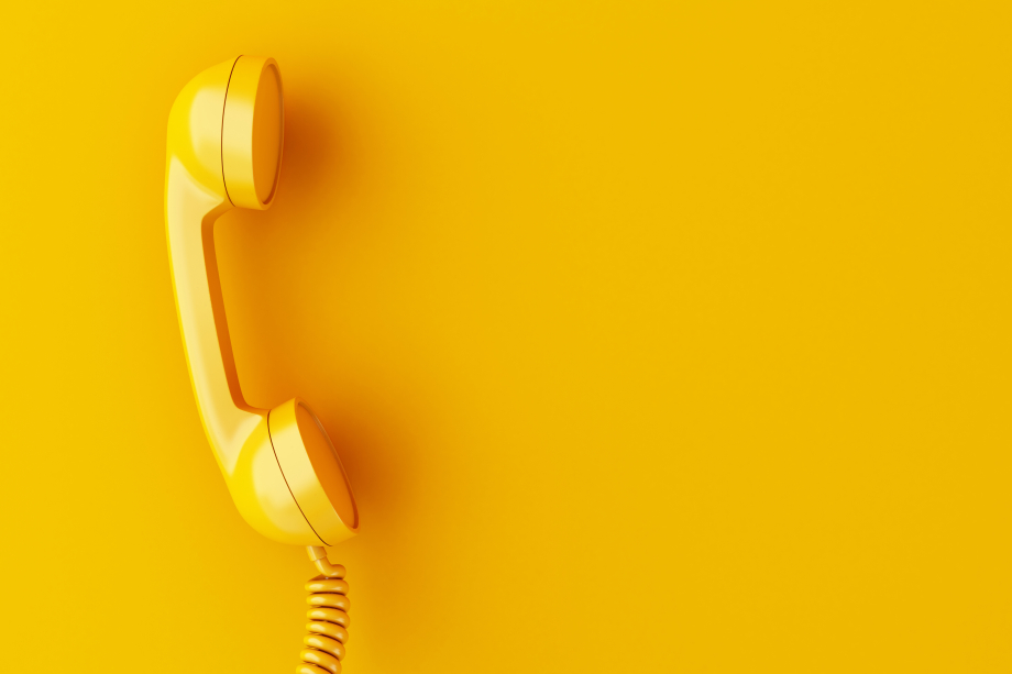 3D-Abbildung. Vintage-Telefon-Empfänger auf gelbem Hintergrund.