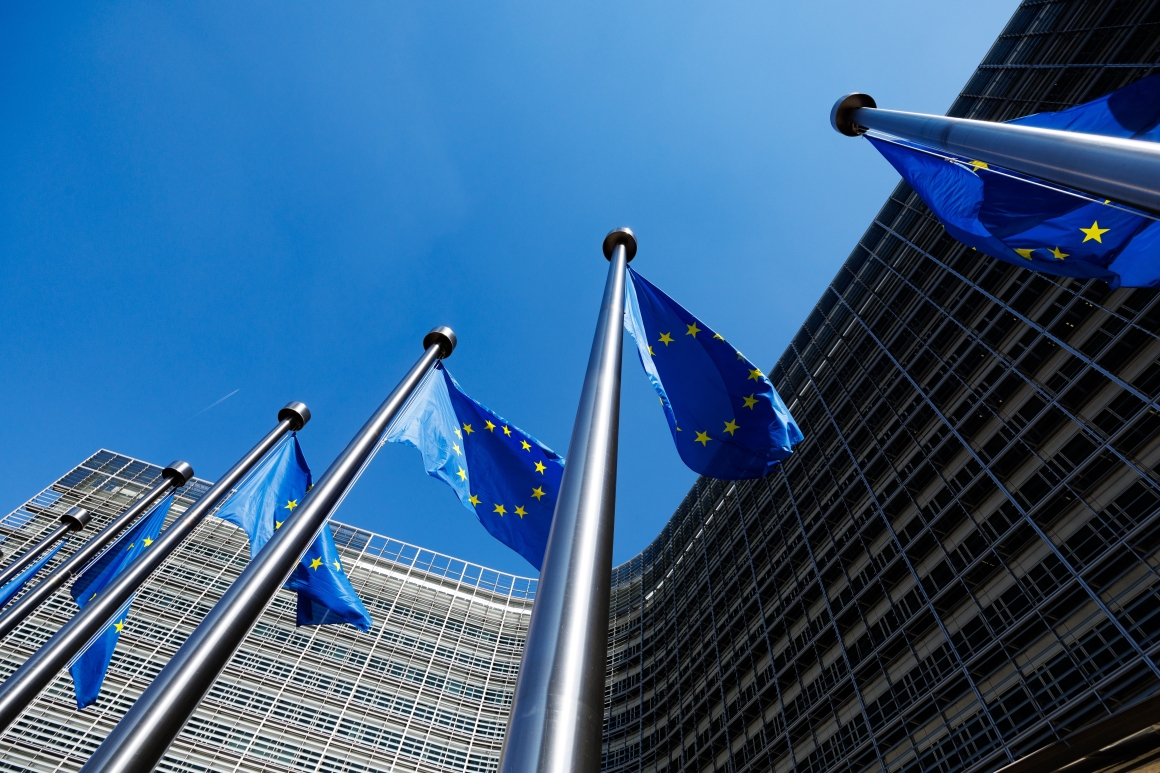 Europa-Flaggen vor dem Europäischen Parlament