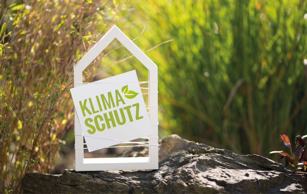 Schriftzug Klimaschutz in Naturkulisse