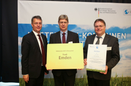 14.07.2016. Emden wird Masterplan-Kommune; Staatssekretär Gunther Adler vom Bundesumweltministerium überreicht den Vertretern der Stadt Emden, Andreas Docter und Rainer Kinzel, die Auszeichnung (von links).