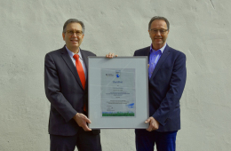 Das Bild zeigt Aschaffenburgs Oberbürgermeister Jürgen Herzing und Walter Hartmann, Leiter des Amts für Hochbau und Gebäudewirtschaft in Aschaffenburg, mit dem Klimaschutz-Zertifikat in den Händen.