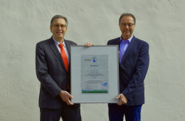 Das Bild zeigt Aschaffenburgs Oberbürgermeister Jürgen Herzing und Walter Hartmann, Leiter des Amts für Hochbau und Gebäudewirtschaft in Aschaffenburg, mit dem Klimaschutz-Zertifikat in den Händen.