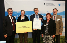 Gunther Adler, Staatsekretär des BMUB, überreicht dem Landkreis Lüchow-Dannenberg die Auszeichnung „Masterplan 100 % Klimaschutz“. V. r.: Dr. Günther Nemetschek, Renate Ortmanns-Möller, Hans-Albrecht Wiehler, Franziska Dittmer