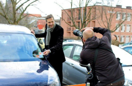 Zum Start des Flensburger Carsharing-Angebots im März 2015 ist Klimapakt-Vorsitzender und Bürgermeister Henning Brüggemann (auch privat ohne eigenes Auto mobil) einer der ersten Nutzer der Station am Flensburger Rathaus.