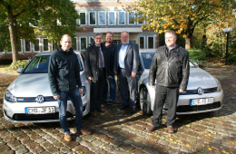 03.11.2016. Die Stadt Emden schafft mit BMUB-Unterstützung erste E-Autos für ihre Mitarbeit an. Vor den E-Mobilen (von links): Jann Gerdes (Masterplanmanager), Ingo Wilken (Autohaus Eihusen & Wilken), Thomas Jaspers (Fachdienstleiter Jugendförderung), Rei