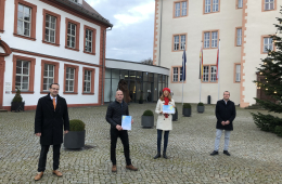 Wettbewerbsgewinner Stadt Geisa: MdL Martin Henkel; Dominik Ebert, Mitarbeiter Bauhof der Stadt Geisa; Bürgermeisterin Manuela Henkel; Erster Beigeordneter Steffen Bott (v.l.n.r.)