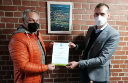 Das Bild zeigt Markt Schwabens Bürgermeister Michael Stolze und Joachim Fischer, Projektleiter und Leiter Gebäudemanagement in Markt Schwaben, mit dem Klimaschutz-Zertifikat in den Händen.