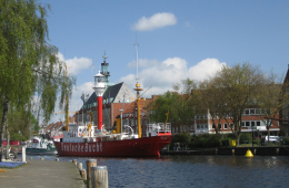 Museumsschiffe im Ratsdelft/ Im Hintergrund das Rathaus am Delft