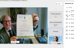 Das Bild zeigt Rottweils Oberbürgermeister Ralf Broß bei der digitalen Klimaschutz-Zertifikat-Übergabe.