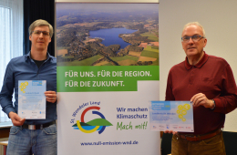 Klimaschutzmanager Michael Welter und der Landrat des Landkreises St. Wendel, Udo Recktenwald, mit der Auszeichnung "Klimaaktive Kommune 2020" (v.l.n.r.)