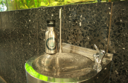 Das Bild zeigt einen Trinkbrunnen aus Edelstahl.