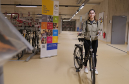 Das Bild zeigt eine Studierende mit ihrem Fahrrad in der neuen Fahrradstation an der Universität zu Köln.