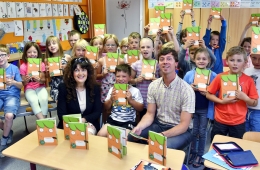 Klimaschutzmanager Felix Schmigalle und Schülerinnen und Schüler mit dem "Möhrchenheft"