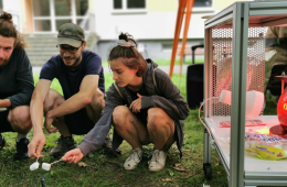 Menschen rösten Marshmallows mit Mikrobi, einer Biogas-Demonstrationsanlage