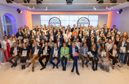 Alle Preisträgerinnen und Preisträger des Deutschen Awards für Nachhaltigkeitsprojekte 2023 in einem Gruppenbild.