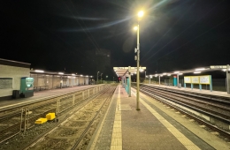 Bahnstation Ginnheim in Frankfurt bei Nacht 