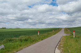 Neuer Radweg unterhalb der Barbarossahöhle mit Artenschutzturm am Rand der Strecke.