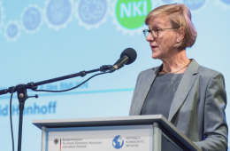 Frau Dr. Hanhoff spricht beim Vernetzungstreffen innovativer und transformativer Klimaschutzprojekte.
