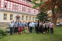 Ein Gruppenfoto der Mitglieder vor einem Fachwerkhaus