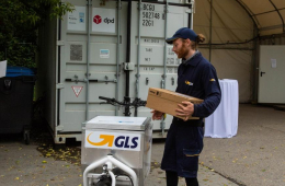 Paketfahrer mit Lastenrad