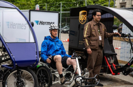 Paketfahrer auf einem Lastenrad