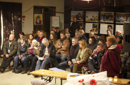 Die Projektgruppen sitzen in Reihen bei der Auftaktveranstaltung