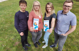 Drei Auszubildende aus dem Kyffhäuserkreis zeigen einen Flyer zum Thema Geothermie