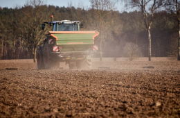 Foto von einem fahrenden Traktor auf einem Acker