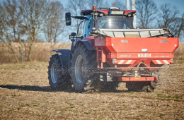 Foto von einem Traktor auf einem Acker