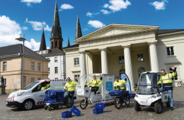 Kurierfahrer mit verschiedenen emissionsfreien Verkehrsmitteln.