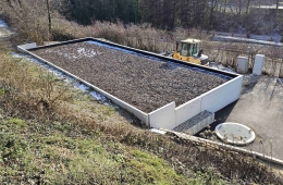 Blick von oben auf das Dach der Filteranlage