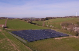 Eine Solarenergie-Freiflächenanlage auf einer Wiesenfläche