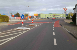 Verlauf eines Radwegs an einer abknickenden Haupstaße mit Nebenstraße