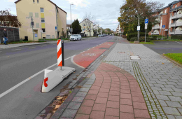 Der Radweg verläuft aufgrund der Verkehrsinsel weiter auf dem Gehweg