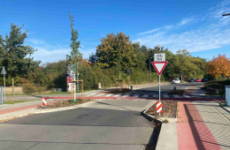 Eine Straßenkreuzung mit einer Verkehrsinsel