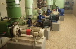 Seitenansicht in den Raum mit den neuen Pumpanlagen