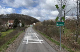 Foto von einem neuen Radweg im Grünen