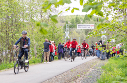 Viele Menschen fahren mit dem Fahrrad auf einem Radweg.