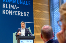 Minister Dr. Robert Habeck spricht auf der Kommunalen Klimakonferenz 2022.