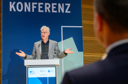 Blick auf Herrn Carel Carlowitz Mohn auf dem Podium