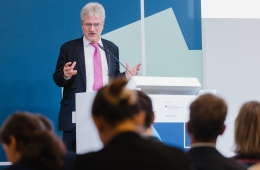 Berthold Goeke, Ministerialdirektor und Abteilungsleiter „Nationaler und europäischer Klimaschutz“ im Bundesministerium für Umwelt, Klimaschutz, Naturschutz und nukleare Sicherheit, hält die Eröffnungsrede zum Auftakt der Kommunalen Klimakonferenz 2025 in