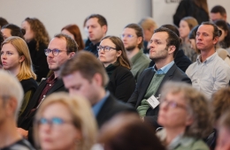 Blick ins Publikum während der Kommunalen Klimakonferenz 2025 in Berlin