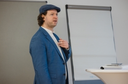 Forum 3: Naturbasierte Lösungen im Fokus: Synergien für Klimaschutz und Klimaanpassung. Referent Bertram Fischer, Mikro Landwirtschaft - gemeinschaftlicher Gemüseanbau e.V.