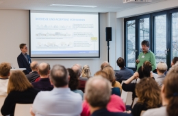 Forum 1: Klimaschutz sozial gestalten: Kommunale Impulse für eine gerechte Teilhabe. Moderation Björn Weber, Forschungsbereich Umwelt, Difu (links) mit Referent Herbert Brüning, Stadt Norderstedt, Mitglied im Arbeitskreis Kommunaler Klimaschutz 