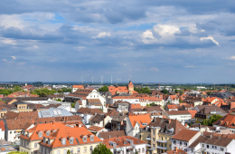Das Bild zeigt eine Stadtansicht von Landau.