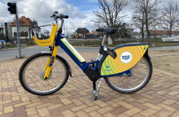 Ein E-Bike steht auf einer gepflasterten Fläche.