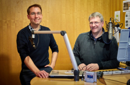 Foto von zwei Männern in einem Radiostudio
