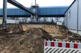 Eine abgesperrte Baustelle mit Kies 