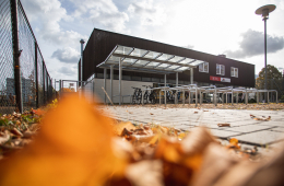 Eine überdachte Fahrradabstellanlage vor einem Gebäude